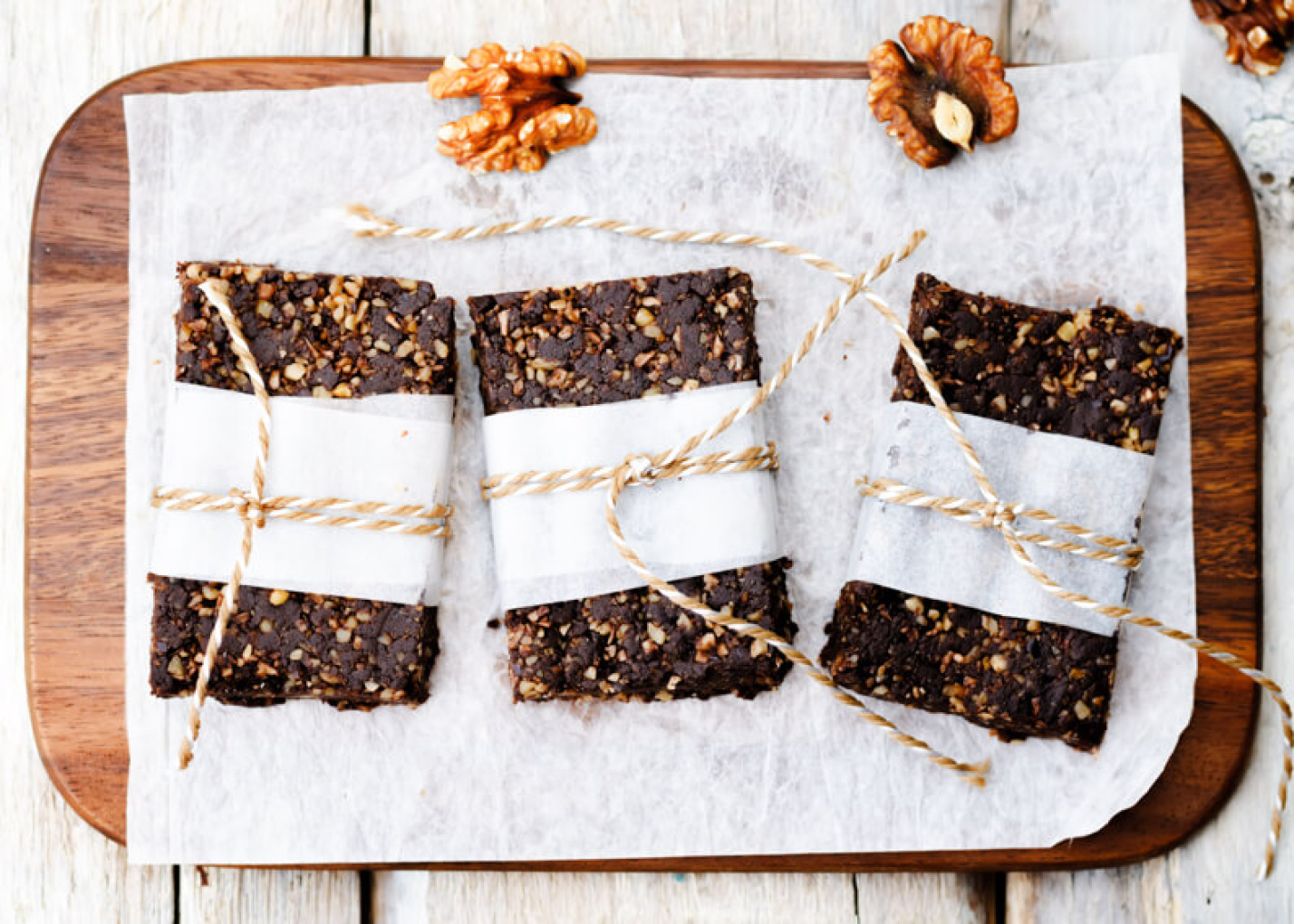 Sådan bager du Raw energibars med dadler, valnødder og chokolade